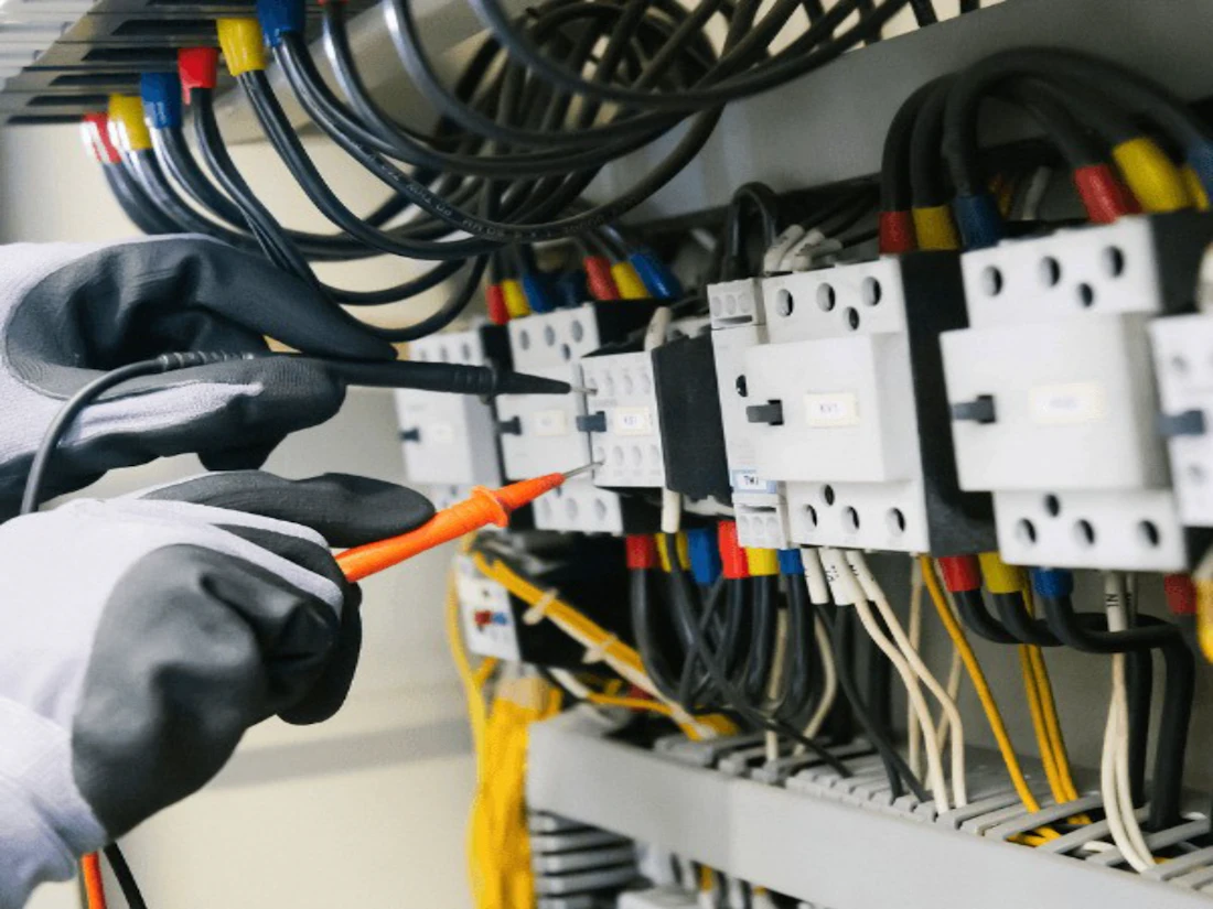 Elektriker som felsöker elcentral