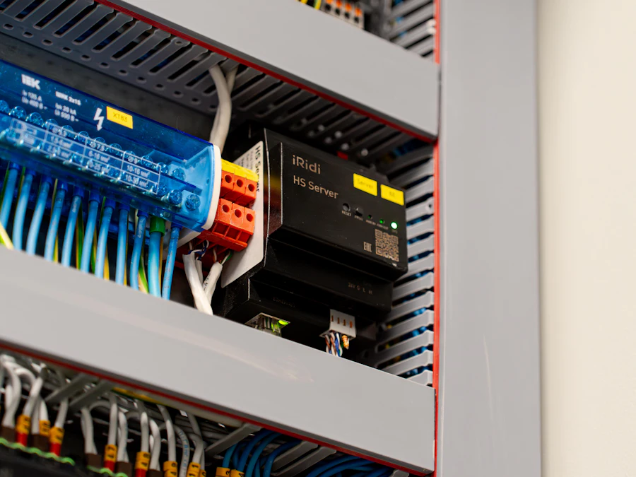 Elektriker som testar en elcentral